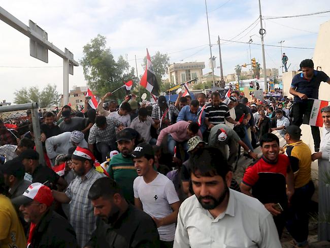 Die Demonstranten haben zwar das irakische Parlament verlassen, protestierten aber am Sonntag weiter.