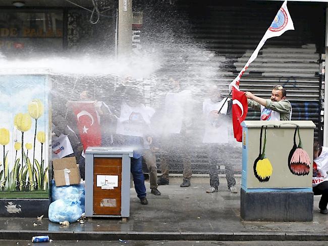 Demonstranten suchen Schutz vor den Wasserwerfern der Polizei in Istanbul.