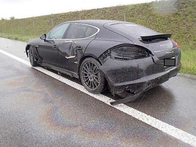 Der beschädigte Sportwagen ist nach einem Selbstunfall auf der Autobahn A1 in Mägenwil AG auf dem Pannenstreifen zum Stillstand gekommen.