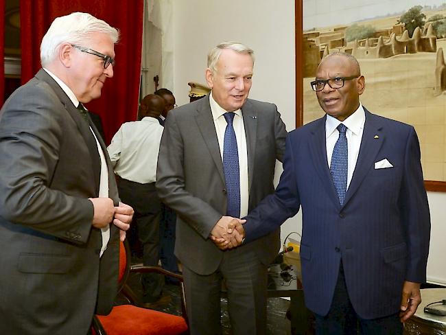 Steinmeier, Ayrault und Keïta (v.l.) beim Treffen in Bamako: Deutschland und Frankreich sichern Mali mehr Unterstützung zu, fordern aber gleichzeitig einen grösseren Effort der malischen Regierung, um den Norden zu befrieden.