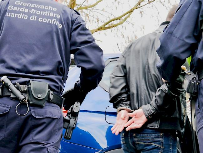 Schweizer Grenzwächter nehmen in Basel einen international Gesuchten fest. (Symbolbild)