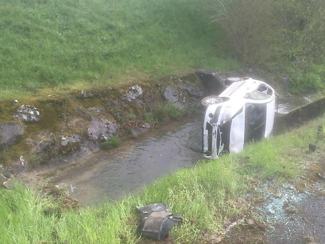 Ein Autolenker landete am Montagmorgen im Kanton Freiburg in einem Bach. Der 31-jährige Fahrer wurde verletzt.