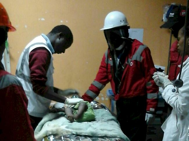 Rettungskräfte versorgen das kleine Mädchen - es hatte vier Tage in den Trümmern überlebt.
