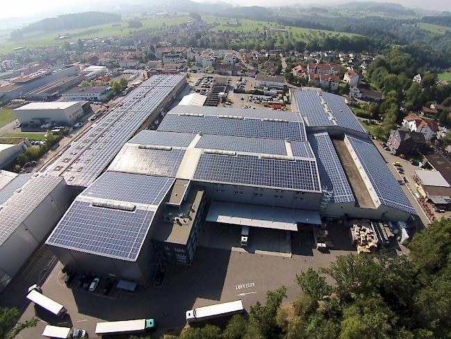In Schwarzenbach (SG) steht die erste Solaranlage der Schweiz, die Regelenergie zur Stabilisierung des Stromnetzes produziert.