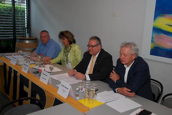 Von links: Dominique Russi (OK-Präsident Leuk), Bea Zenhäusern (Geschäftsführerin vispexpo), Elmar Furrer (Präsident Genossenschaft Regionale Mehrzweckhalle Litterna) und Martin Lötscher (Vize-Präsident Leuk).