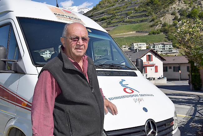 Felix Mathieu aus Susten fährt seit 33 Jahren den Bus des Behindertensports Oberwallis.