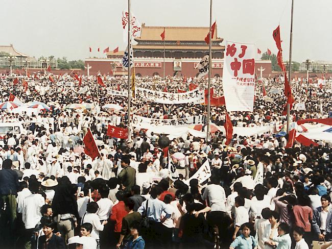 Tausende Menschen hatten im Mai 1989 auf dem Tiananmen-Platz für mehr Demokratie in China demonstriert (Archiv)