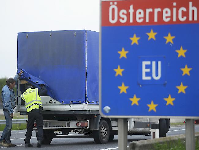 EU-Kommission erlaubt Verlängerung der Grenzkontrollen: Ein österreichischer Polizeibeamte kontrolliert an der Ostautobahn (A4) beim Grenzübergang Nickelsdorf einen Lastwagen (Archiv).
