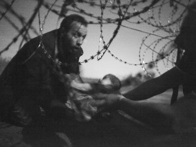 Das Bild einer Flüchtlingsszene an der serbisch-ungarischen Grenze, aufgenommen 2015 von Warren Richardson, ist das World Press Photo 2016 (Archiv)