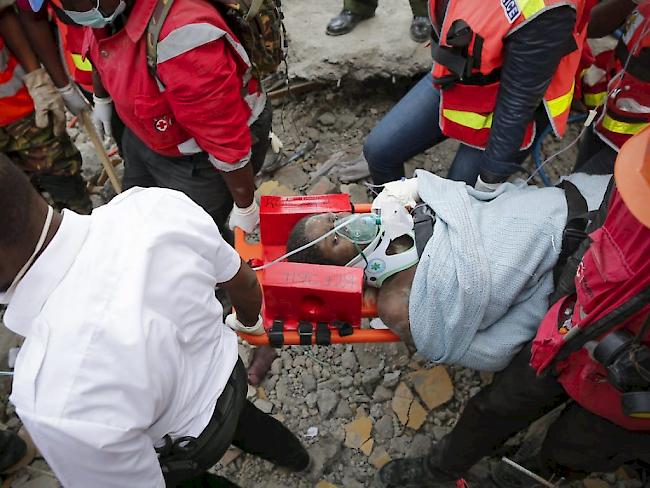 Die zuerst gerettete Frau wurde mit Sauerstoff versorgt und ins Spital gebracht.
