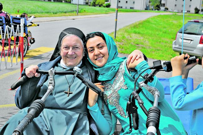 Verschwestert. Schwester Pirmin leistete ebenfalls ihren Beitrag zum interkulturellen Austausch  –  und hatte ihren Spass. 