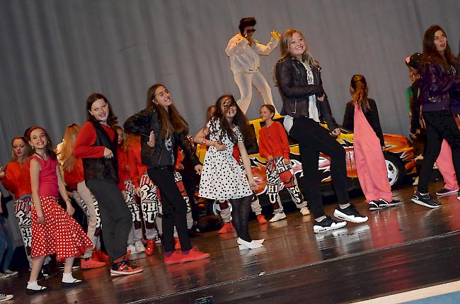 Impressionen aus «Odyssee’16», mit welchem das Tanzzentrum Sosta  das zahlreiche Publikum im Visper La Poste erfreute.
