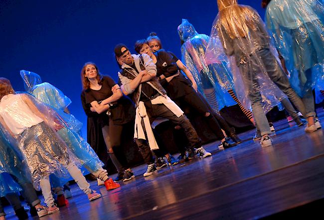 Impressionen aus «Odyssee’16», mit welchem das Tanzzentrum Sosta  das zahlreiche Publikum im Visper La Poste erfreute.