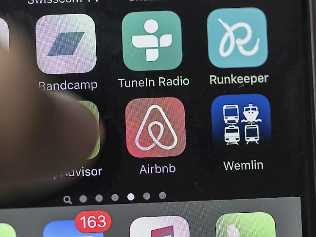 Die Airbnb-App auf einem Smartphone: Die Firma, die 2008 in Kalifornien gegründet wurde, wächst in der Schweiz rasant.