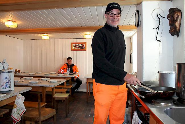 Mannschaftskantine. Im Restaurant «Zur rostigen Schaufel» in Gletsch schwingt Mannschaftskoch Stefan Bodenmann die Kochlöffel.
