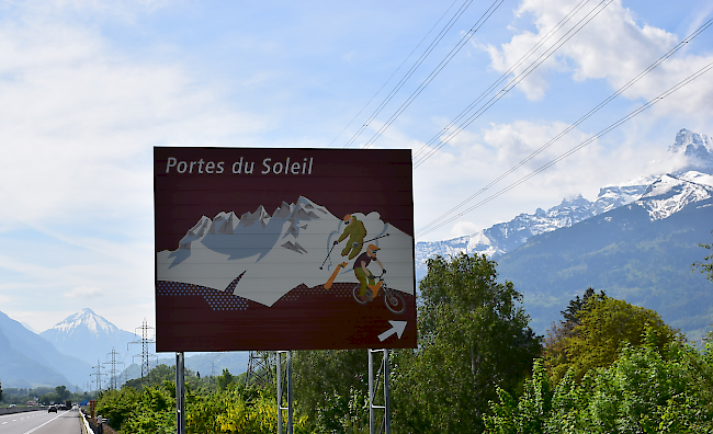 Das Port du Soliel wirbt ebenfalls mit seinen Bergen an der A9.