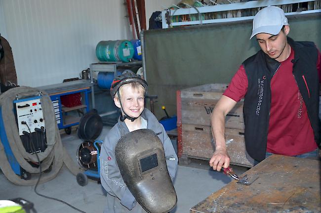 Der 9-jährige Jonas Lüthi aus Naters macht sich im Kummenacher Metallbau Betrieb zum Schweissen bereit.