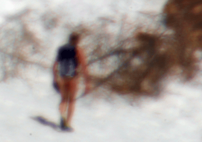 Der sportliche Typ bei seiner Wanderung über die Schneefelder im Bietschtal.