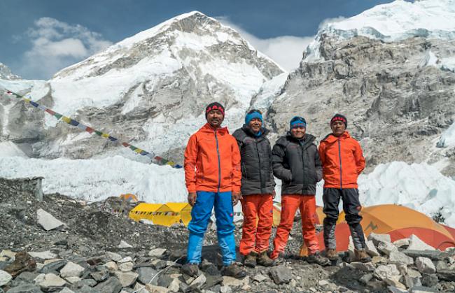 Die vier Sherpas, die die gesamte Route bis zum Gipfel des Mount Everest mit 360°-Kameras aufgenommen haben.