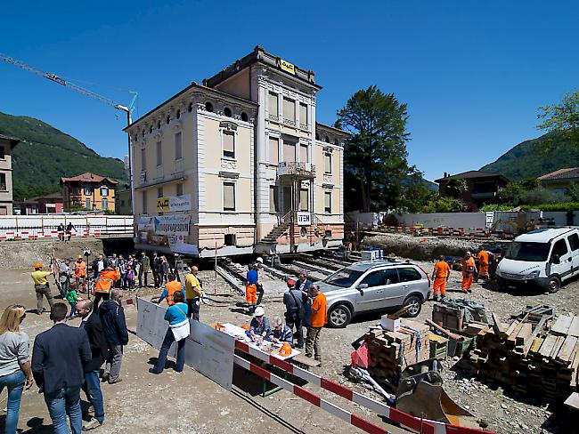 Verschoben und leicht gedreht: Die 110 Jahre alte Villa "Carmine" in Bellinzona nach der Verschiebung um 8,8 Meter.
