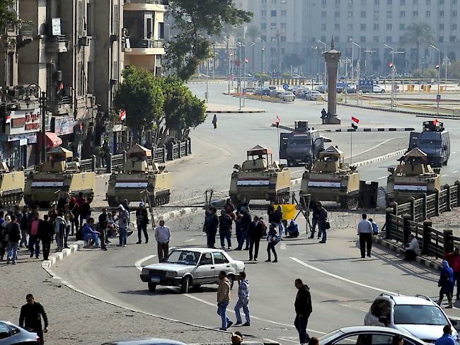 Soldaten fahren mit Panzern gegen Demonstranten auf dem Tahrir Platz in Kairo auf: Amnesty International kritisiert Rüstungslieferungen von EU-Staaten an das ägyptische Regime. (Archivbild)