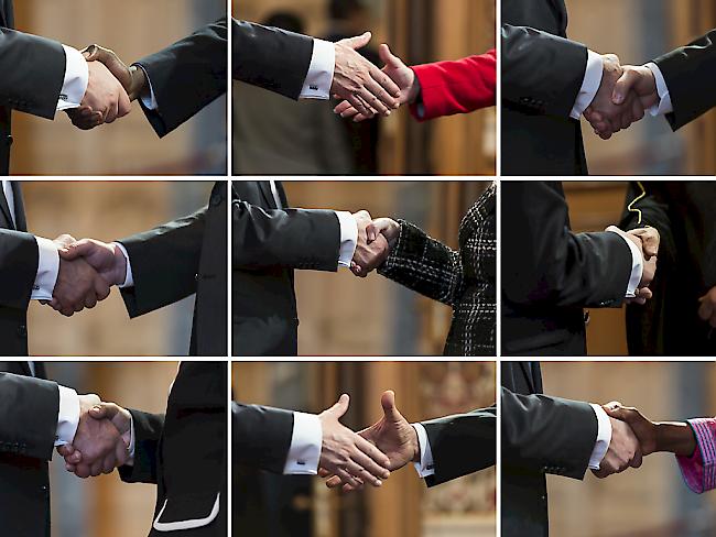 An Baselbieter Schulen darf der Händedruck nicht mehr aus religiösen Gründen verweigert werden. Unser Bild zeigt, wie sich Botschafter aus aller Welt am Neujahrsempfang des Bundesrates mit Handschlag begrüssen.