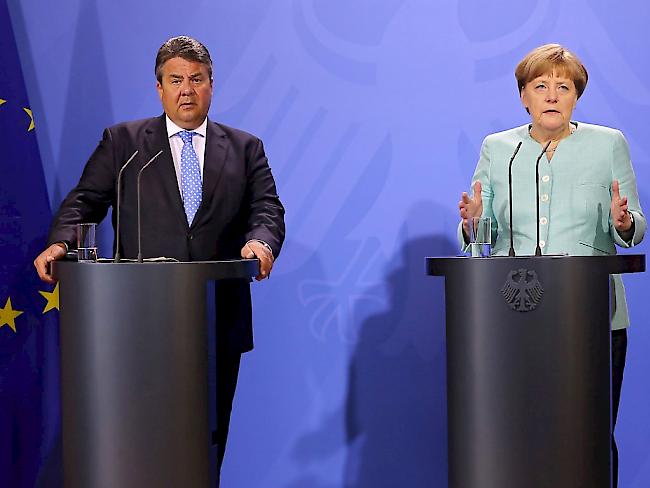 Bundeskanzlerin Angela Merkel und Vizekanzler Sigmar Gabriel stellen das Integrationsgesetz vor.