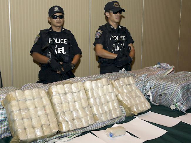 Thailands Polizei zeigt 2012 rund zwei Millionen konfiszierte Methamphetamin-Pillen (Archiv)