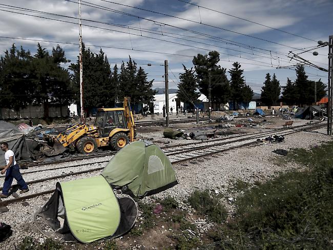 Am Mittwoch wurden auch der Bahnhof und die nach Mazedonien führenden Gleise geräumt.