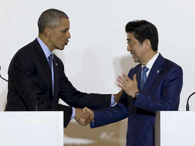 US-Präsident Barack Obama (l) und sein japanischer Gastgeber Shinzo Abe vor den Medien in Shima