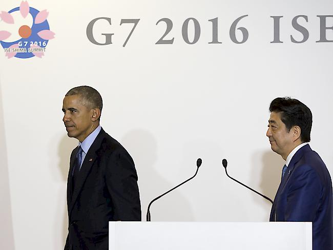 US-Präsident Barack Obama (l) und Japans Regierungschef Shinzo Abe verlassen die Medienkonferenz