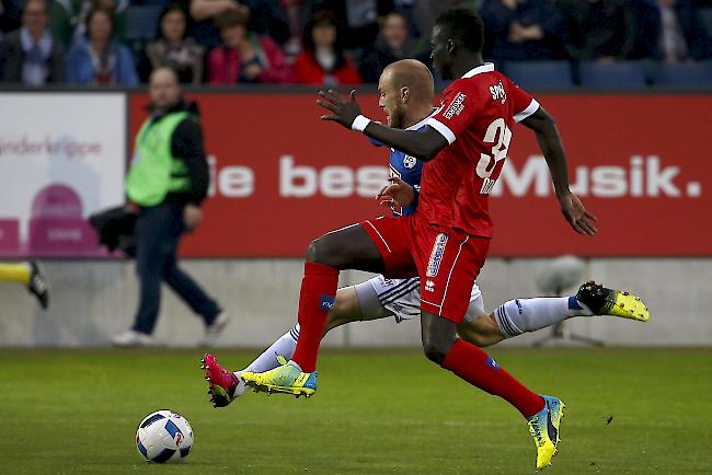 Ndoye gegen Luzerns Marco Schneuwly, keine Europa League für den FC Sitten. 