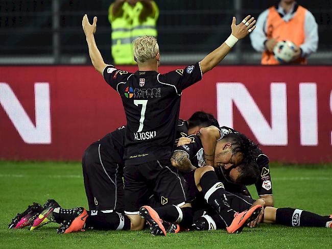 Luganos Spieler liegen sich in den Armen und am Boden: Ligaerhalt aus eigenen Kraft gesichert