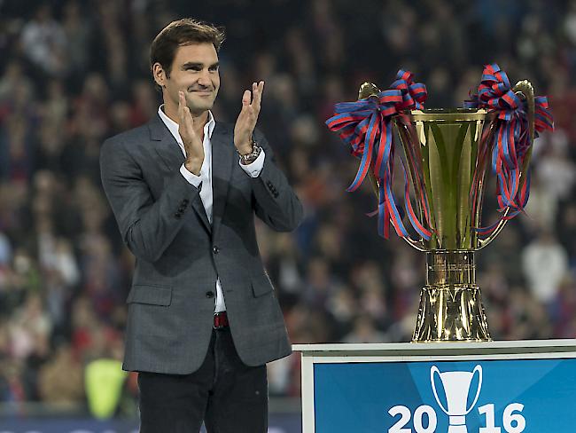 Tennis-Star Roger Federer übergibt den Meisterpokal