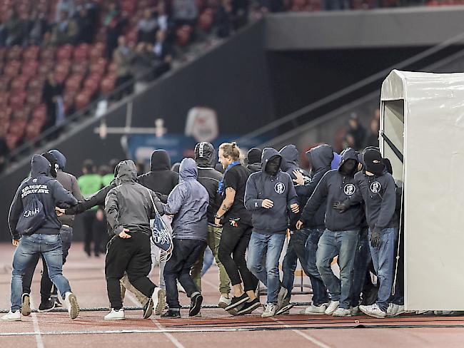 Chaos im Letzigrund: Die frustrierten Hardcore-Fans des FCZ werden von den Sicherheitskräften aus den Katakomben getrieben