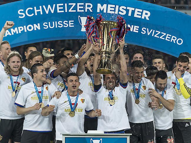 Im Stadion und auf dem Barfüsserplatz gefeiert: Spieler des FC Basel stemmen den Meisterpokal in die Höhe.