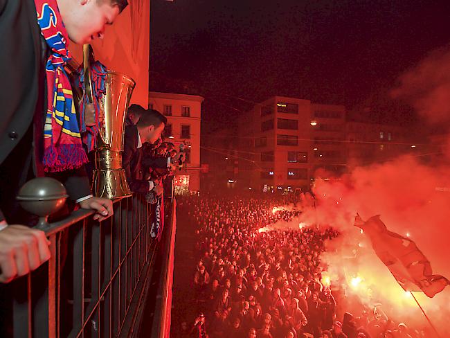 Die Spieler des FCB feiern mit dem Pokal und mit den Fans den Meistertitel auf dem Barfüsserplatz in Basel.