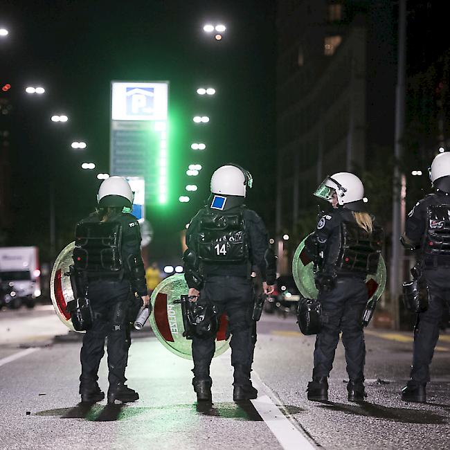 Einsatz gegen randalierende Fussballfans: Zürcher Polizisten in der Nähe des Bahnhofs Zürich