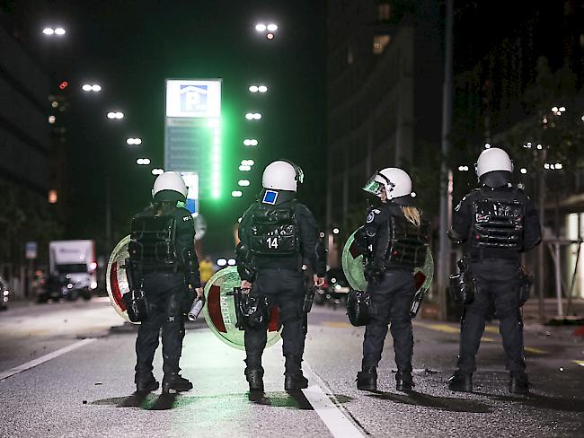 Einsatz gegen randalierende Fussballfans: Zürcher Polizisten in der Nähe des Bahnhofs Zürich