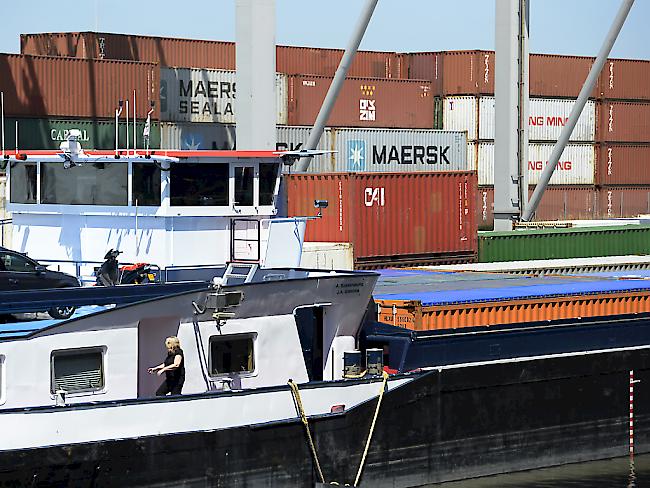 Der Rheinhafen Kleinhüningen in Basel hat derzeit kleinere Containerterminals; spätestens 2020 ist seine Kapazitätsgrenze erreicht. (Archivbild)