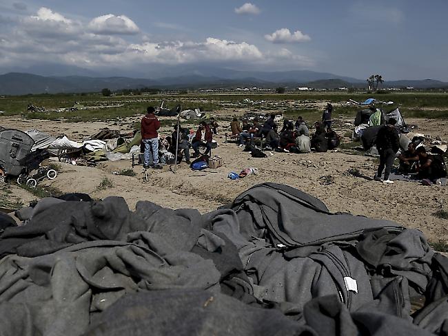 Letzte Flüchtlingsgruppen bereit zum Verlassen des griechisch-mazedonischen Grenzgebiets