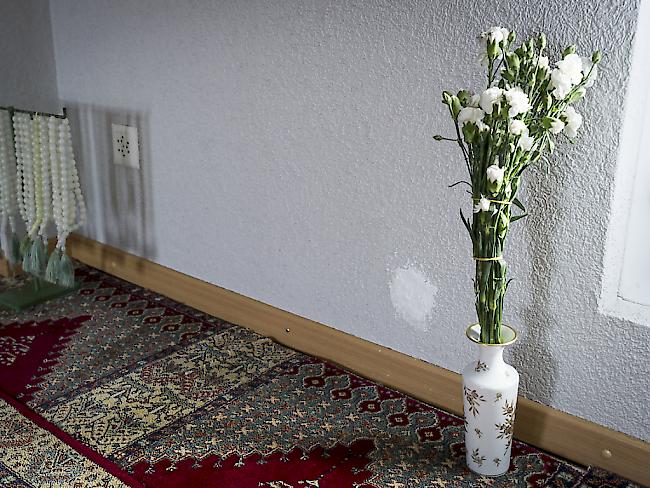 Verputztes Einschussloch und Blumen in der St. Galler El-Hidaje-Moschee: Der Schütze ist wegen Mordes zu 18 Jahren verurteilt worden. (Archivbild)