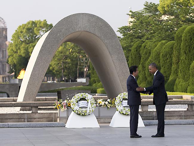 Noch nie zuvor hatte ein US-Präsident die japanische Stadt Hiroshima besucht. Am Freitag legte Barack Obama einen Kranz im Andenken an die Opfer der Atombombe von 1945 nieder. An seiner Seite der japanische Premierminister Shinzo Abe.