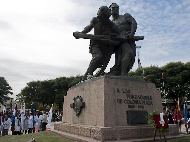 Statue zu Ehren der Stadtgründer auf dem Hauptplatz in Nueva Helvecia.
