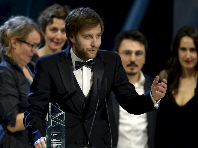 Nicolas Steiner freut sich über den Preis für "Above and Below" als Bester Dokumentarfilm am Schweizer Filmpreis 2016 im März in Zürich. (Archivbild)