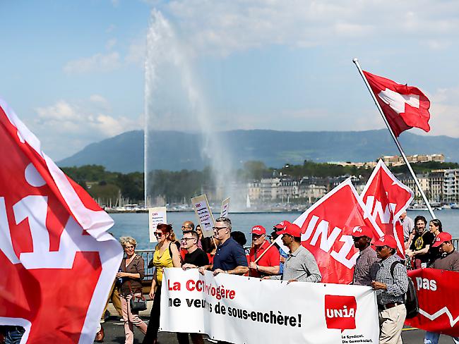 Mitglieder der Gewerkschaft Unia demonstrieren gegen Sparmassnahmen.