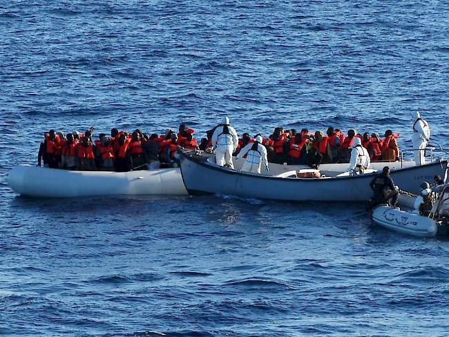 Rettungsaktion der italienischen Marine im Mittelmeer: Flüchtlinge berichten von einem Schiffsunglück, bei dem bis zu 400 Menschen ums Leben gekommen sein könnten. (Archivbild)