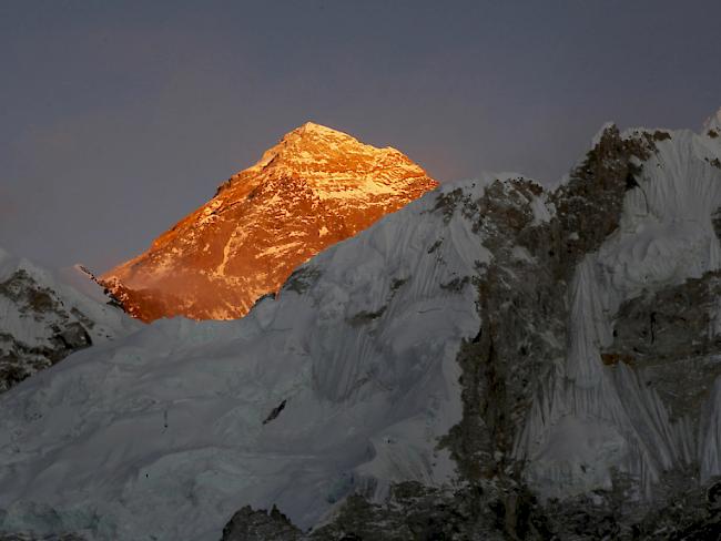 Blick auf den Mount Everest. Nach zwei Katastrophenjahren wurde in Nepals Hauptstadt Kathmandu erstmals wieder der Tag des Mount Everest gefeiert. (Archiv)