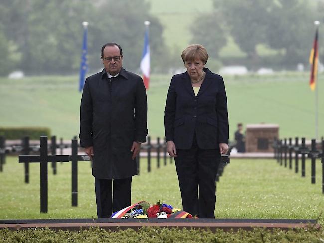 Gedenken der "Hölle von Verdun": Deutschlands Kanzlerin Angela Merkel (r.) und der französische Staatschef François Hollande.