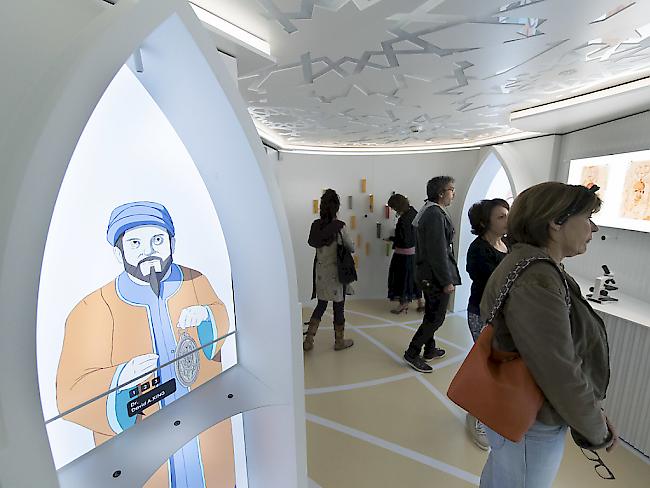 Die Besucher in einem der sechs Ausstellungsräume bei der Eröffnung des Museum der Kulturen des Islam in La Chaux-de-Fonds.